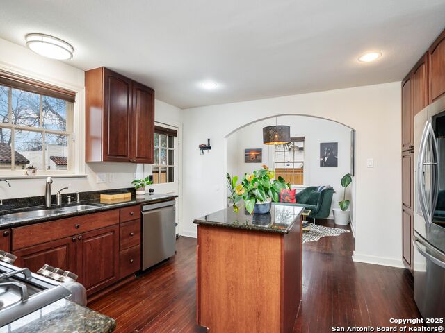 Listing photo id 8 for 218 Mary Louise Dr