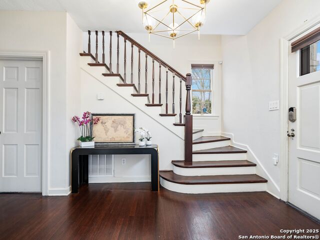 Listing photo id 1 for 218 Mary Louise Dr