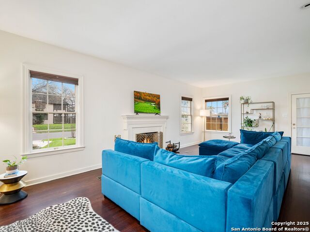 Listing photo id 3 for 218 Mary Louise Dr