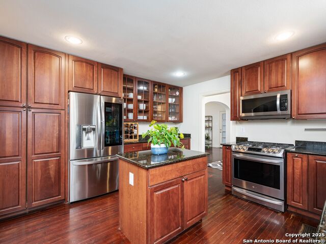 Listing photo id 6 for 218 Mary Louise Dr