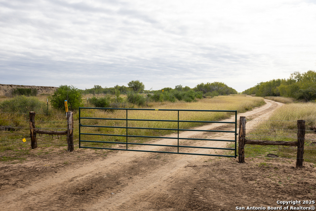 Listing photo id 2 for 9 Fm 1581