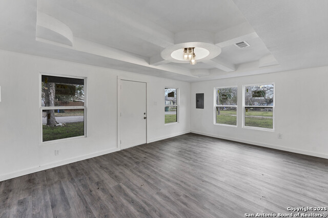 Image 10 of 30 For 414 Ellis St N