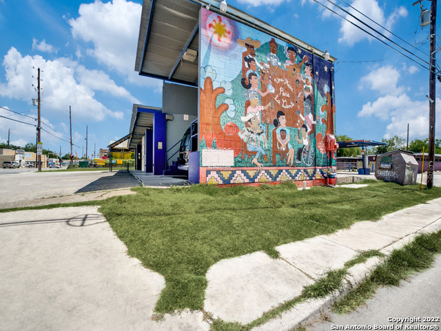 Listing photo id 10 for 402 Zarzamora St N