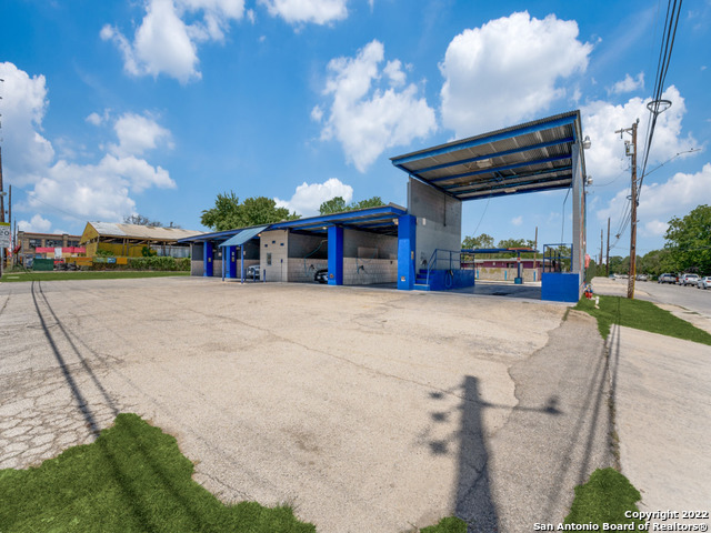 Listing photo id 1 for 402 Zarzamora St N