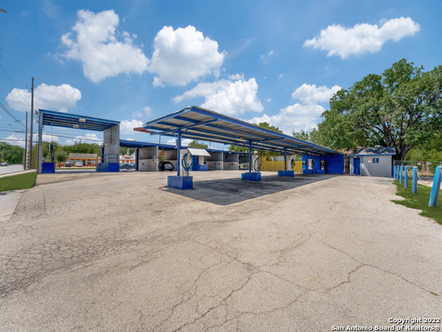 Listing photo id 2 for 402 Zarzamora St N