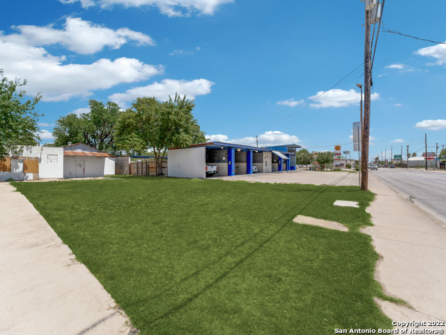 Listing photo id 5 for 402 Zarzamora St N
