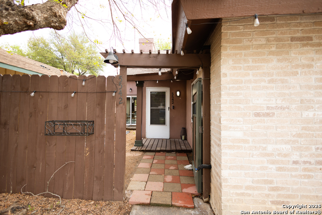 Image 2 of 21 For 5542 Kissing Oak St