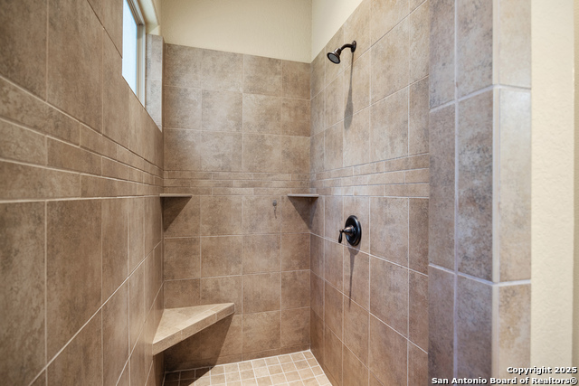 Listing photo id 18 for 2885 Rock Barn Drive E