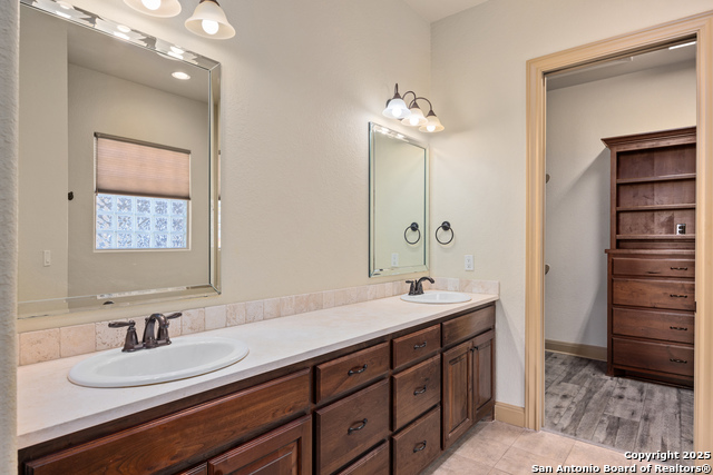 Listing photo id 19 for 2885 Rock Barn Drive E