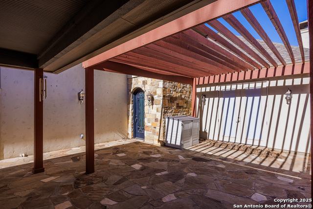 Listing photo id 1 for 2885 Rock Barn Drive E