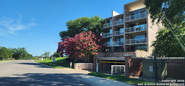 Listing photo id 4 for 1000 Guadalupe St  1d & G3