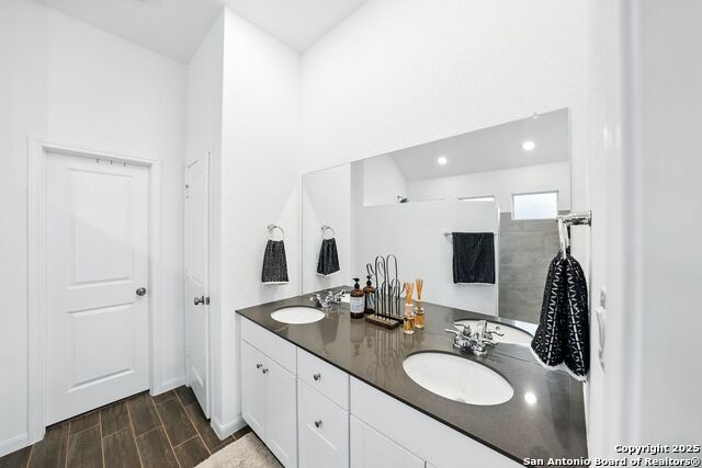 Image 16 of 61 For 31921 Tableau Ave
