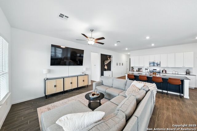Image 23 of 61 For 31921 Tableau Ave