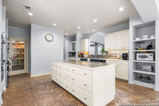 Listing photo id 9 for 15610 Chinquapin