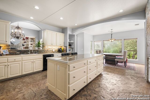 Listing photo id 13 for 15610 Chinquapin