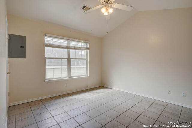 Listing photo id 8 for 427 Lindsey  113