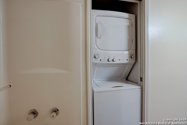 Listing photo id 11 for 427 Lindsey  113