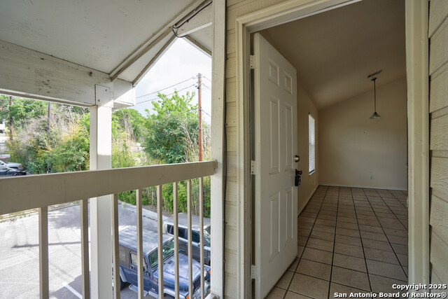 Listing photo id 0 for 427 Lindsey  113