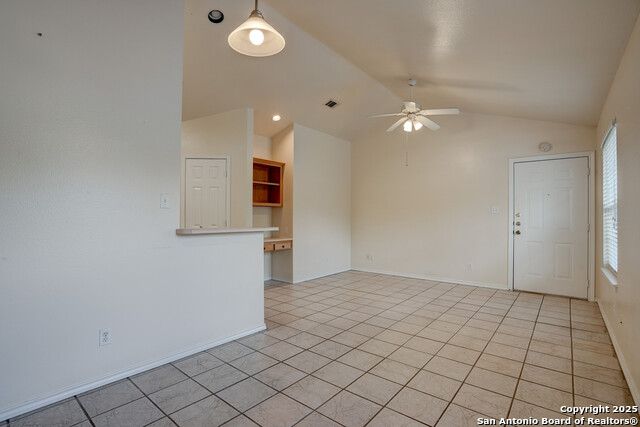 Listing photo id 2 for 427 Lindsey  113