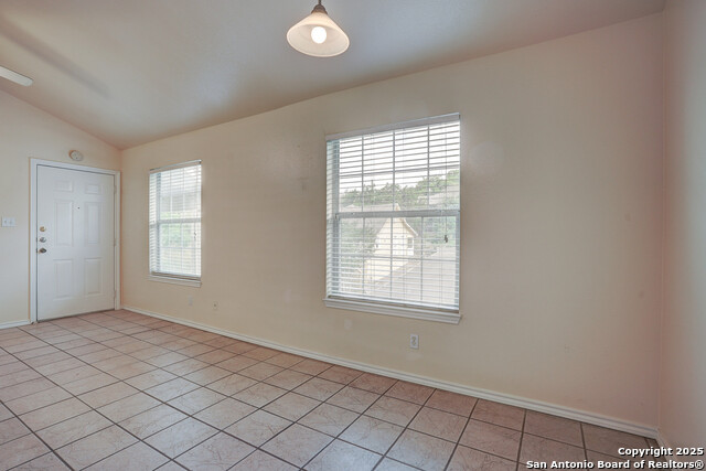 Listing photo id 4 for 427 Lindsey  113