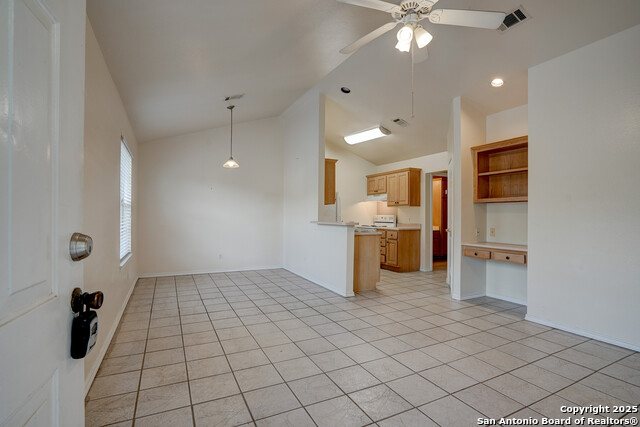 Listing photo id 5 for 427 Lindsey  113