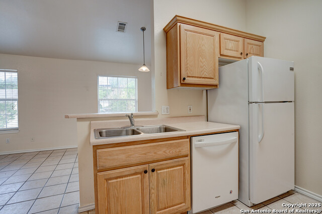 Listing photo id 6 for 427 Lindsey  113