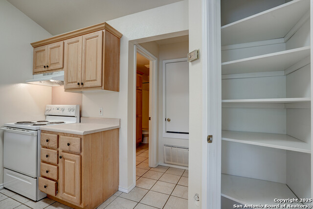Listing photo id 7 for 427 Lindsey  113