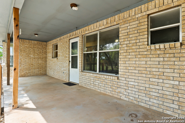 Listing photo id 7 for 2501 Fischer Store