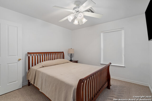 Image 26 of 41 For 411 Greenbriar Dr. W