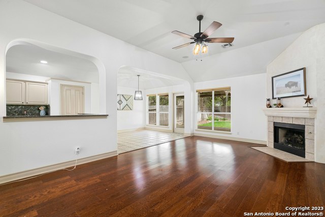 Image 4 of 27 For 18914 Surreywood
