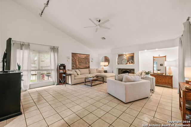 Listing photo id 6 for 6311 Harpers Ford St