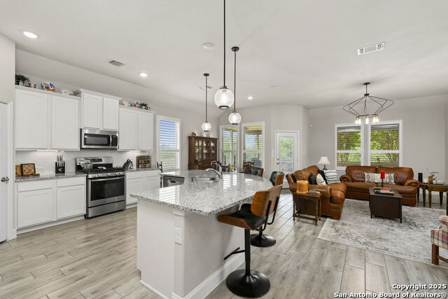 Listing photo id 8 for 3715 Brazos Bnd