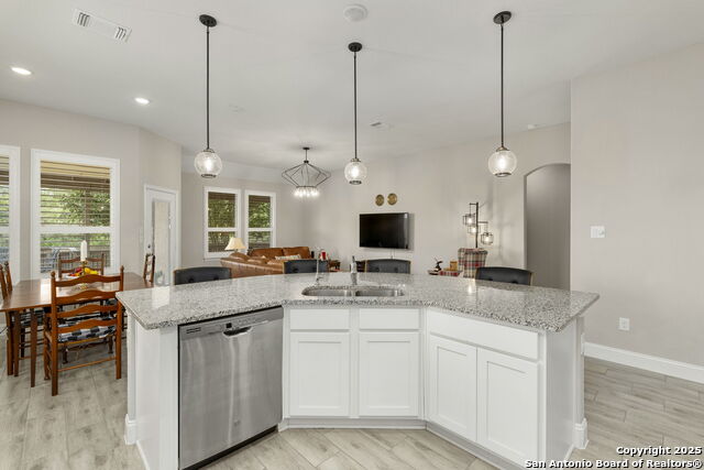 Listing photo id 11 for 3715 Brazos Bnd