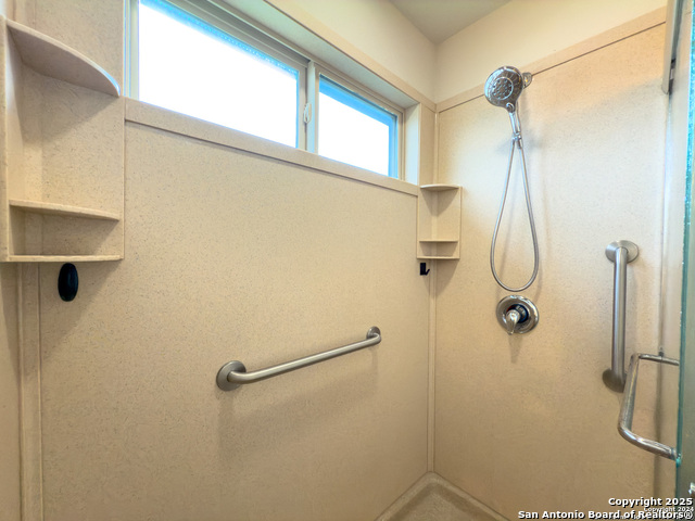 Listing photo id 4 for 2494 Mccrae