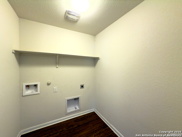 Listing photo id 5 for 2494 Mccrae