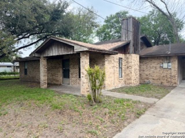 Details for 202 Houston St E, George West, TX 78022