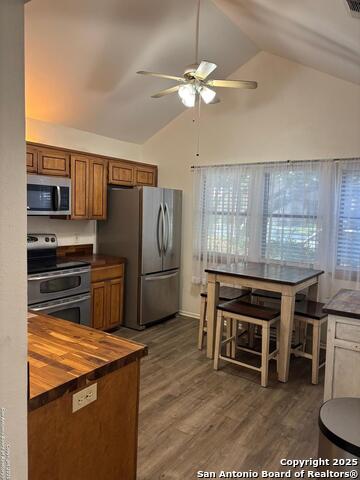 Listing photo id 4 for 15242 Arroyo Moss