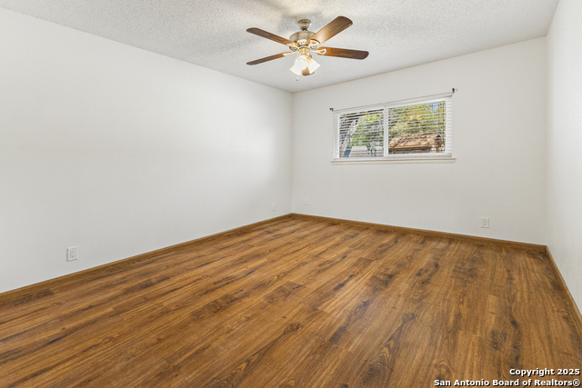 Listing photo id 9 for 6127 Calderwood