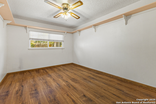 Listing photo id 11 for 6127 Calderwood
