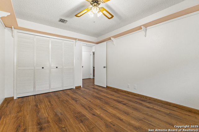 Listing photo id 12 for 6127 Calderwood