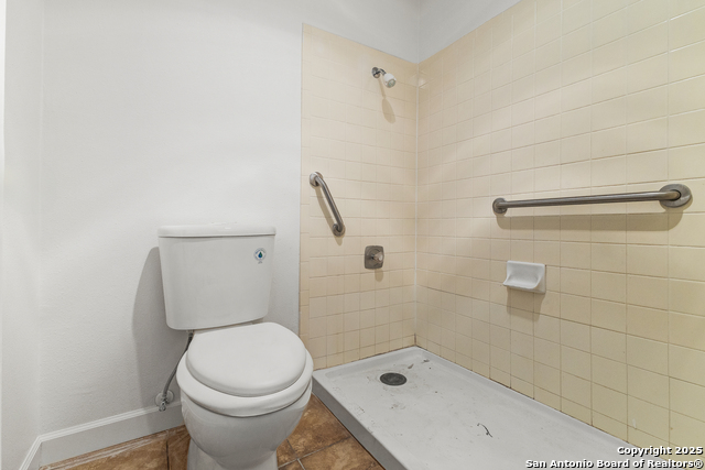 Listing photo id 17 for 6127 Calderwood
