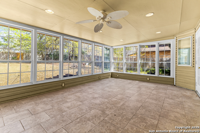 Listing photo id 20 for 6127 Calderwood