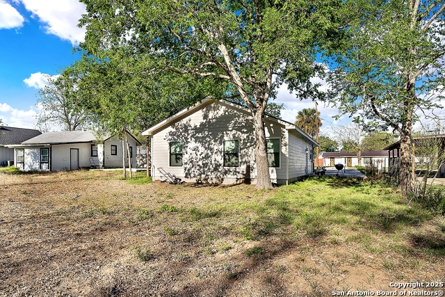Listing photo id 2 for 1121 Avenue K
