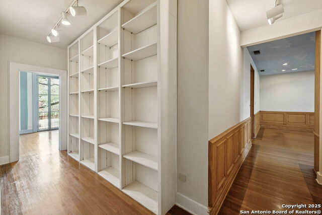 Listing photo id 42 for 424 Ivy