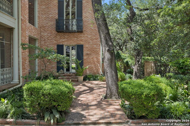 Listing photo id 72 for 424 Ivy