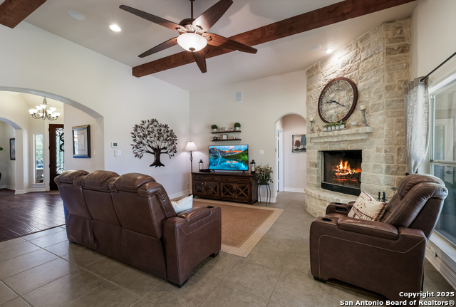 Listing photo id 9 for 216 Red Oak