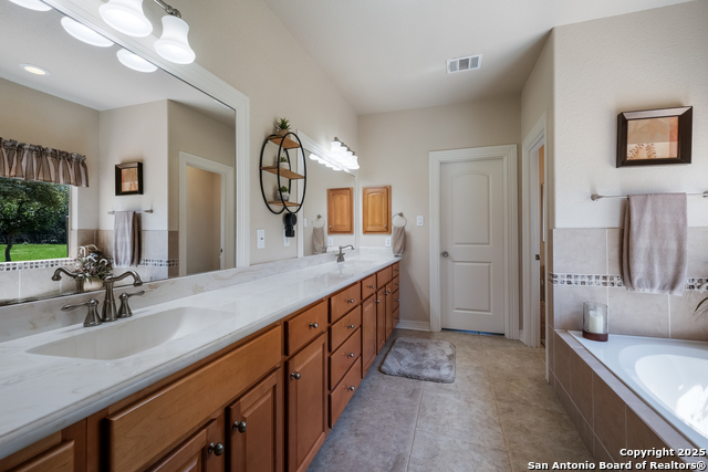 Listing photo id 18 for 216 Red Oak