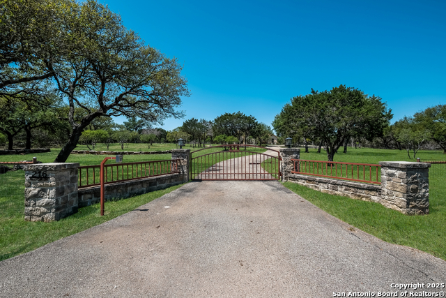 Listing photo id 3 for 216 Red Oak