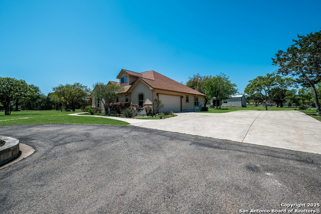 Listing photo id 5 for 216 Red Oak