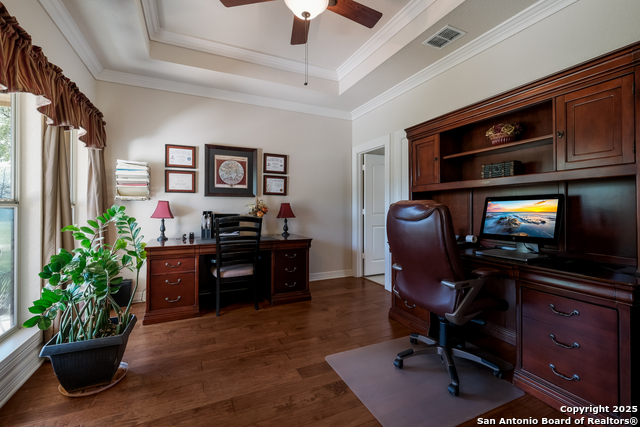 Listing photo id 6 for 216 Red Oak